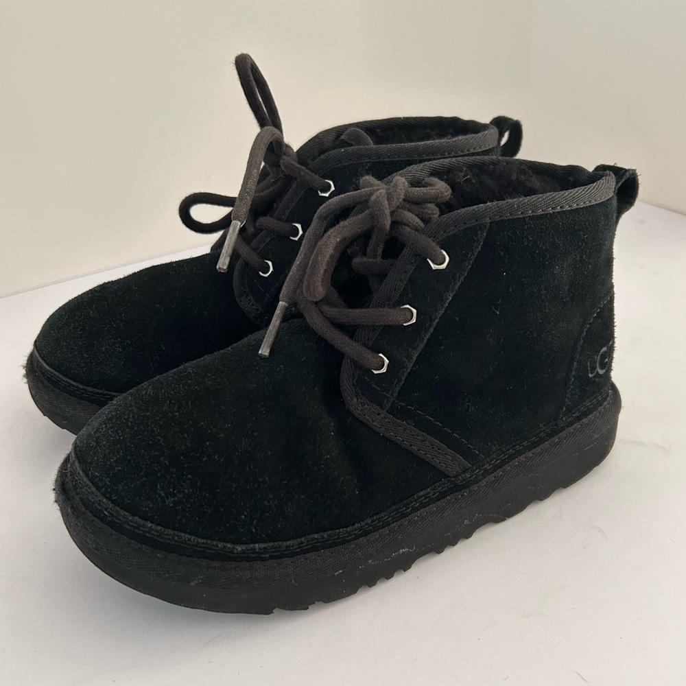 Ugg Australia Kids Neumel II Ankle Suede Chukka Boots. Shearling Black Size 1.